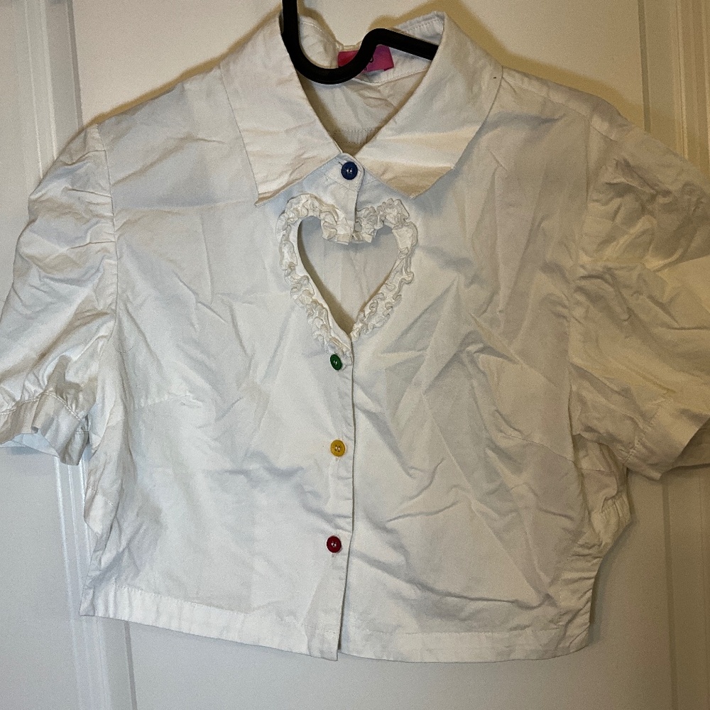 Cropped white cotton shirt with colorful buttons and heart shaped cut-out xs/s